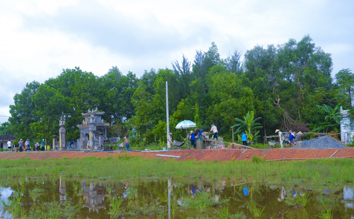 Làm đường nông thôn mới trước đình làng Đại Hòa  (xã Triệu Đại, huyện Triệu Phong) - Ảnh: T.V